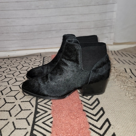 STEVE MADDEN PALACE REAL COW HAIR BLACK BOOTIES, SZ 9 - Picture 1 of 13